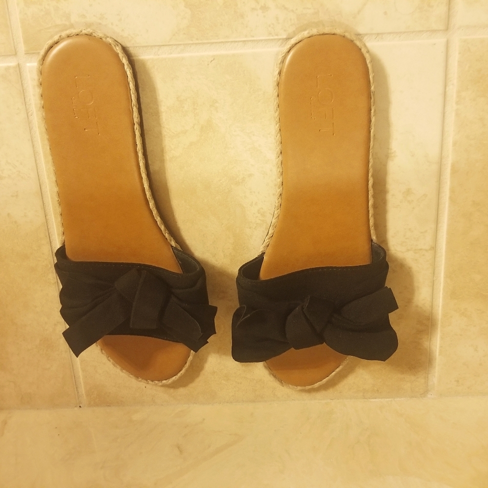 NEW/Never Worn Anne Taylor LOFT Black flat sandals